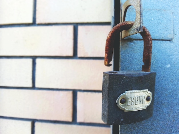 Photo close-up of padlock against the wall