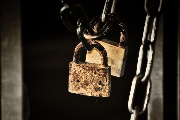 Photo close-up of padlock on chain