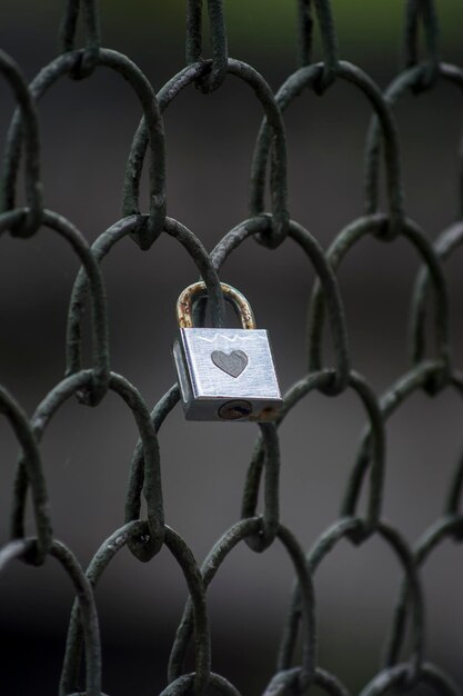 Photo close-up of padlock on chainlink fence