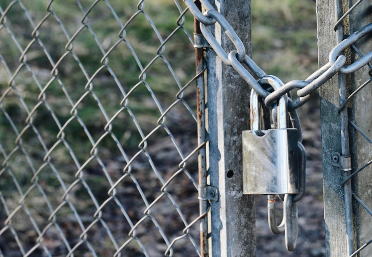 Photo close-up of padlock on chainlink fence