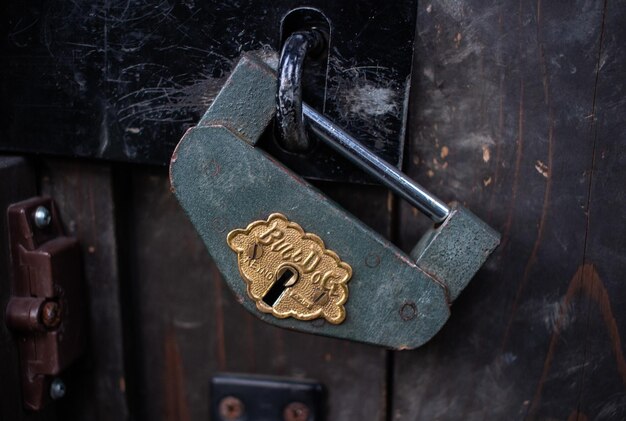 Photo close-up of padlock on door