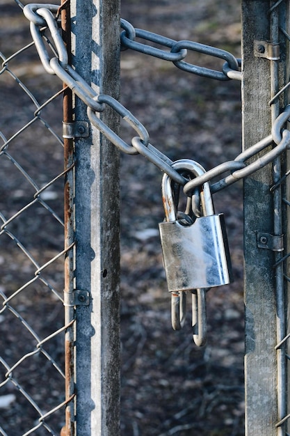 Foto prossimo piano del lucchetto sulla recinzione