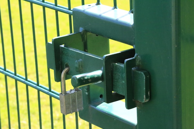 Photo close-up of padlock on fence