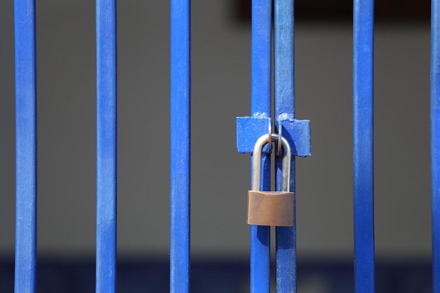 Photo close-up of padlock on gate