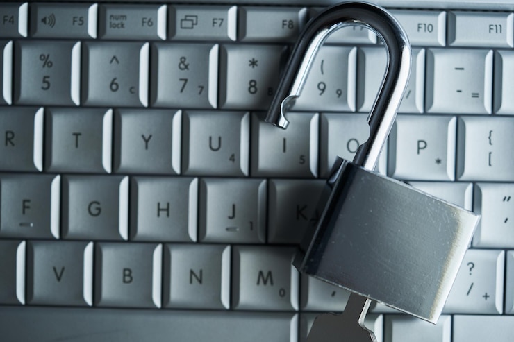 Photo close up of padlock on keyboard