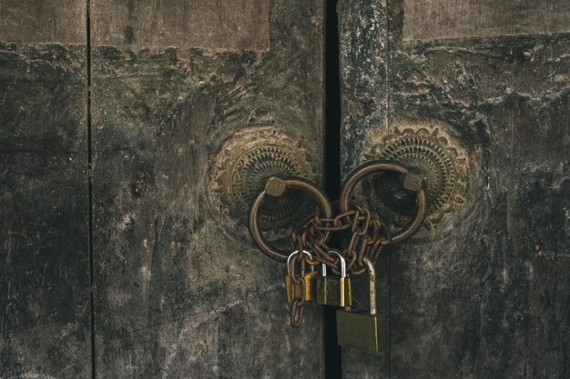 Photo close-up of padlock on metal door