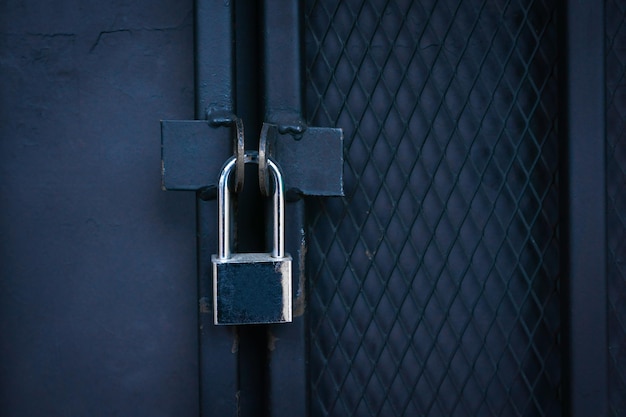 Photo close-up of padlock on metal gate