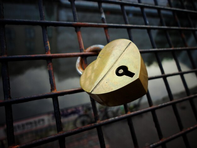 Photo close-up of padlock on metal railing