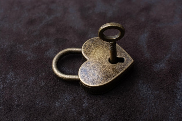 Photo close-up of padlock on metal