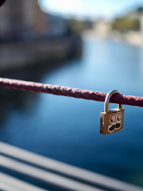 Photo close-up of padlock on railing