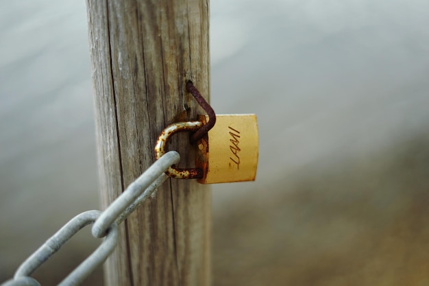 Photo close-up of padlock on railing