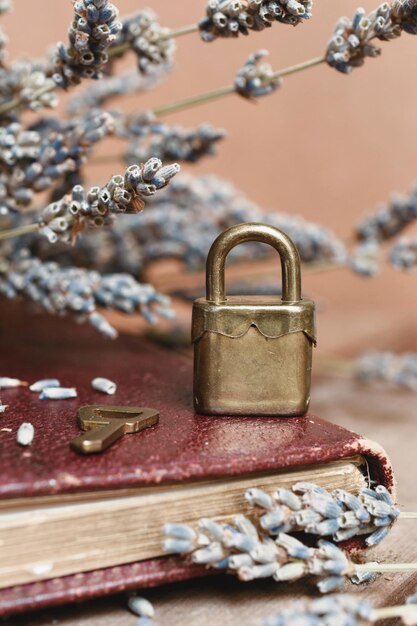 Photo close-up of padlock on table