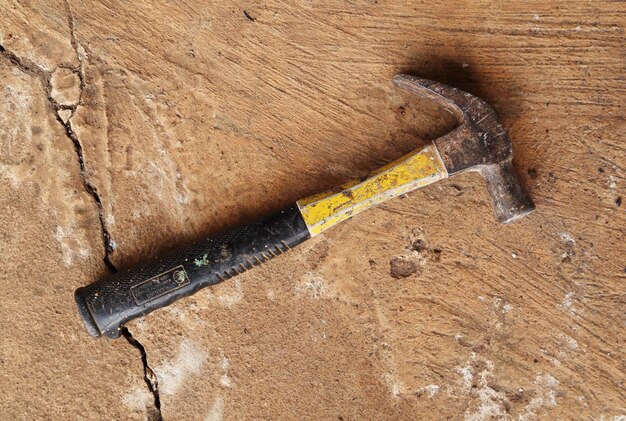 Foto close-up di un lucchetto su legno