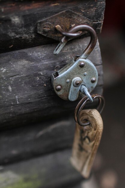 Photo close-up of padlock on wood