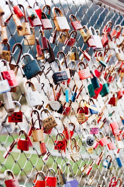 Photo close-up of padlocks on chainlink fence