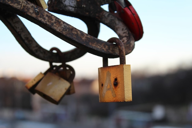 Photo close-up of padlocks hanging against sky