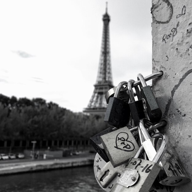 Photo close-up of padlocks hanging on metal