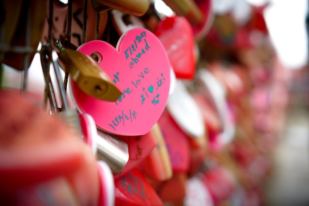 Photo close-up of padlocks hanging