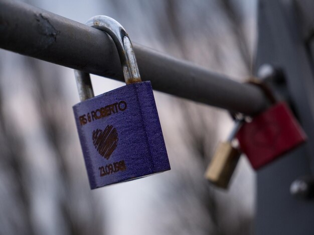 Foto prossimo piano dei lucchetti sulla ringhiera