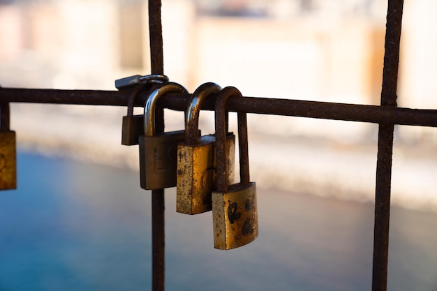 Photo close-up of padlocks on railing