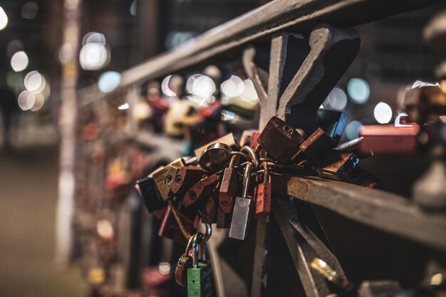 Photo close-up of padlocks on railing