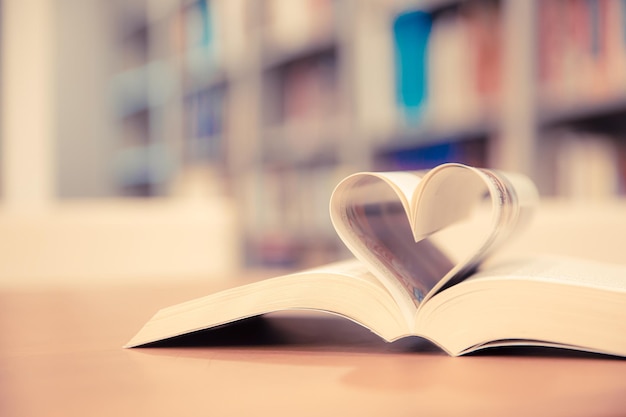 Close-up pagina van boek in hartvorm bij bibliotheek