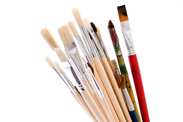 Photo close-up of paintbrushes against white background