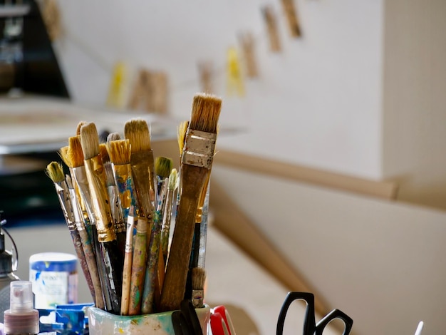 Photo close-up of paintbrushes on table