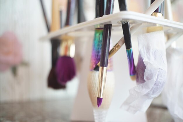 Photo close-up of paintbrushes on table