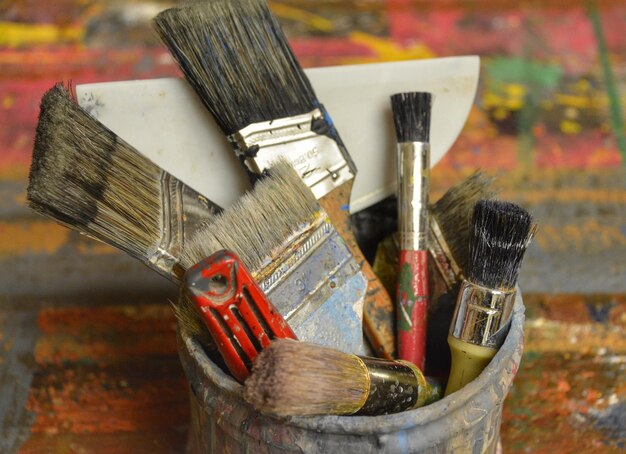 Photo close-up of paintbrushes on table