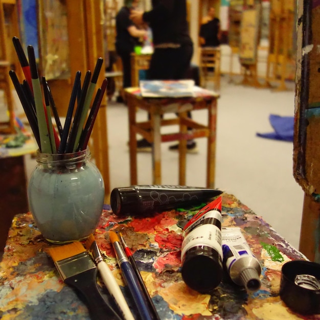 Photo close-up of paintbrushes on table