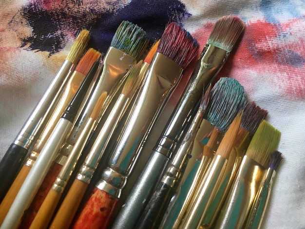 Photo close-up of paintbrushes on textile