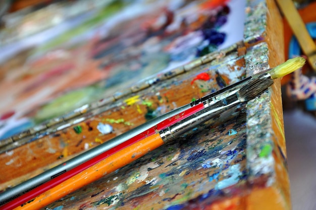 Photo close-up of paintbrushes on wood