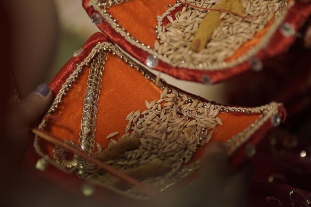 Foto un primo piano di un paio di scarpe con un panno rosso e oro
