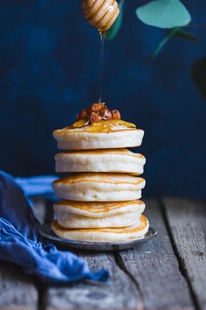 Photo close-up of pancakes in plate on wooden table