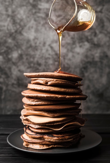 Photo close-up pancakes with syrup