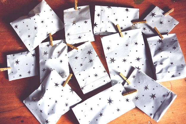 Photo close-up of paper bags on table