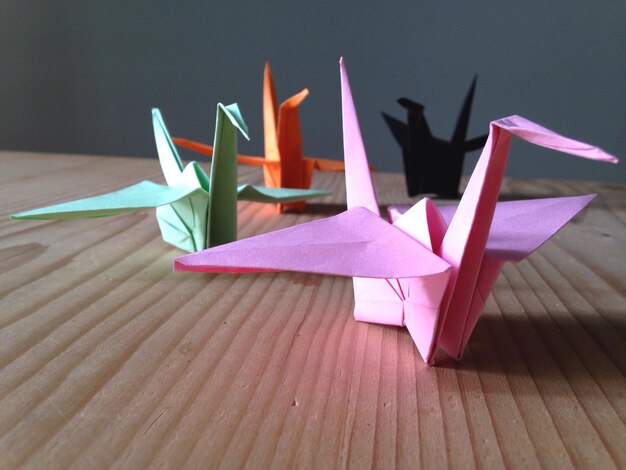 Photo close-up of paper birds on table