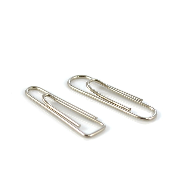 Photo close-up of paper clips over white background