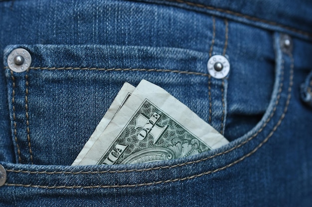 청바지 주머니 에 있는 종이 화폐 의 클로즈업
