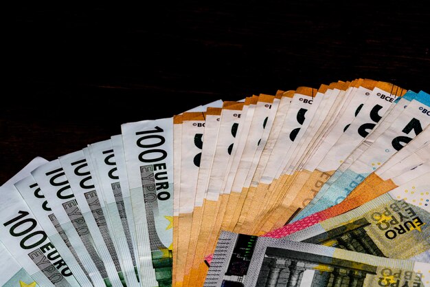 Photo close-up of paper currency on table