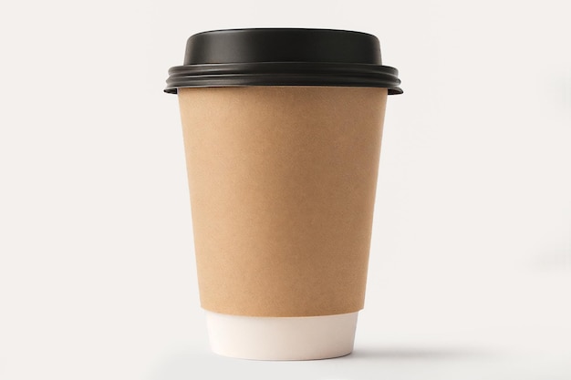 Закрыть бумажный макет чашки с кофе, изолированным на белом фоне с обтравочным контуром.