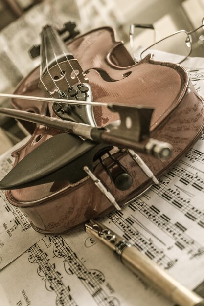 Foto prossimo piano dei documenti sul tavolo