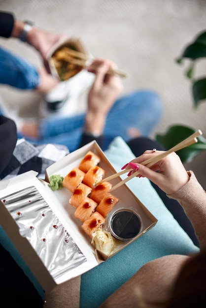 Close-up papieren afhaaldoos met sushi