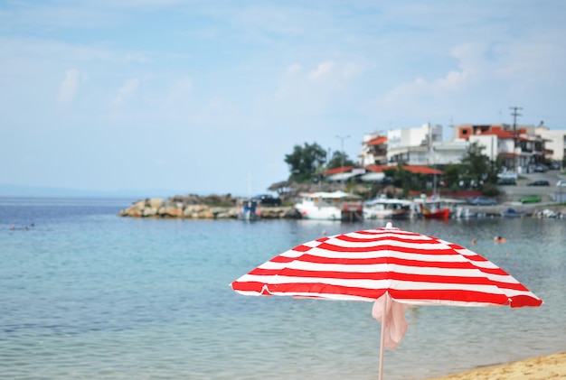 Photo close up of a parasol on beach