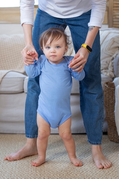 Photo close up parent holding baby's hands