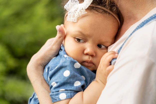 Photo close up parent holding baby