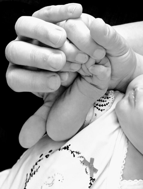 Foto close-up dei genitori che tengono il bambino