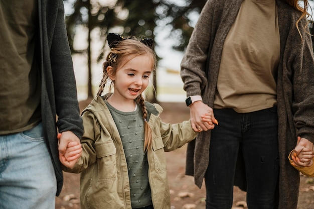 写真 小さな女の子を抱いてクローズアップの両親