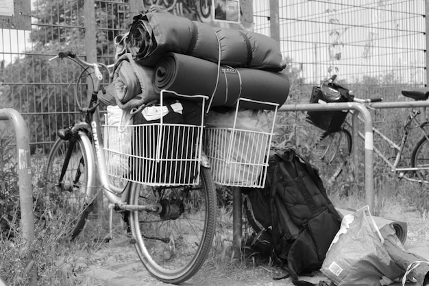 Foto close-up di una bicicletta parcheggiata